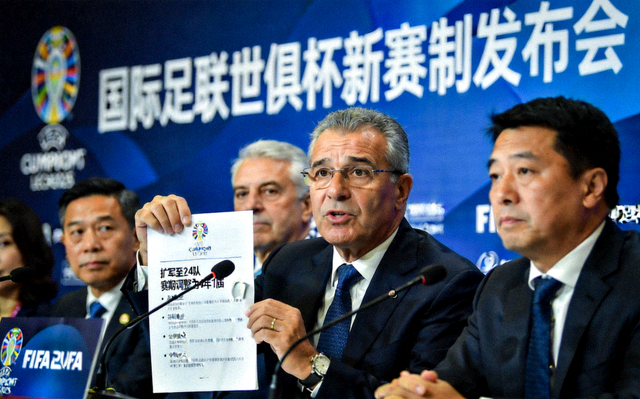 国际足联官员在新闻发布会上公布世俱杯新赛制
